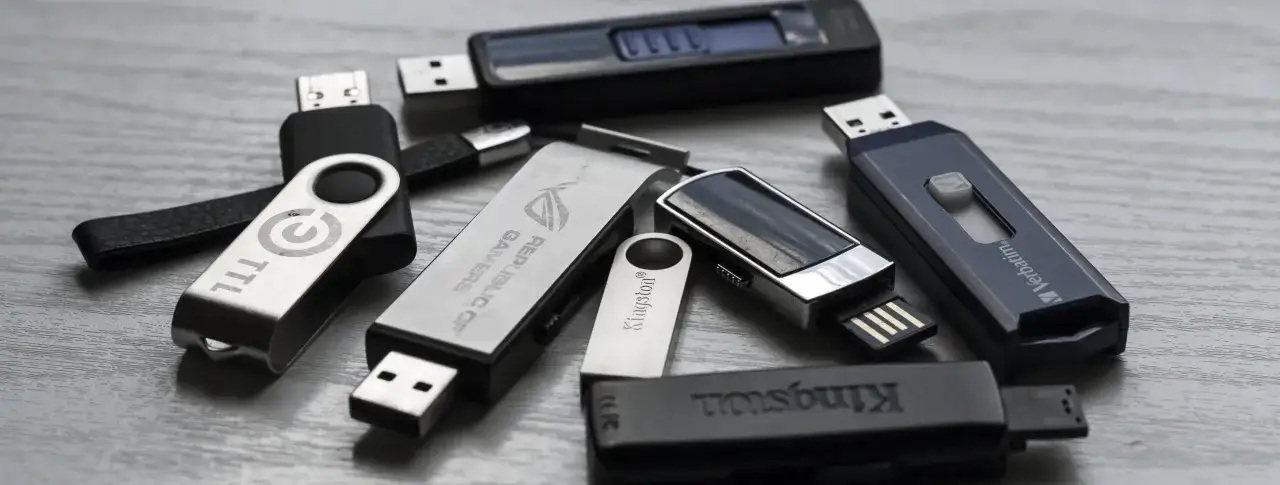 Kolekcja pendrive'ów, gotowych do nagrywania danych z laptopa. Różne marki i modele.