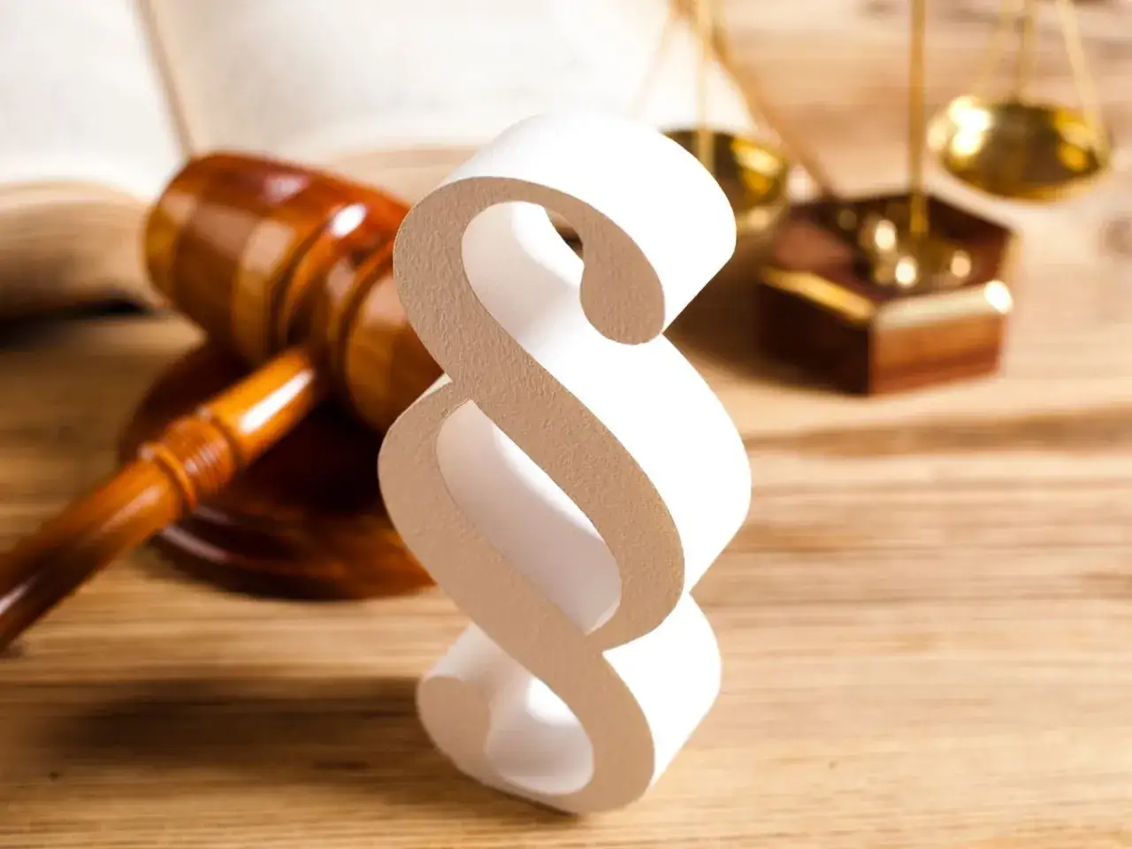 Symbol paragrafu, młotek sędziowski i waga sprawiedliwości. Jak napisać paragraf na komputerze?