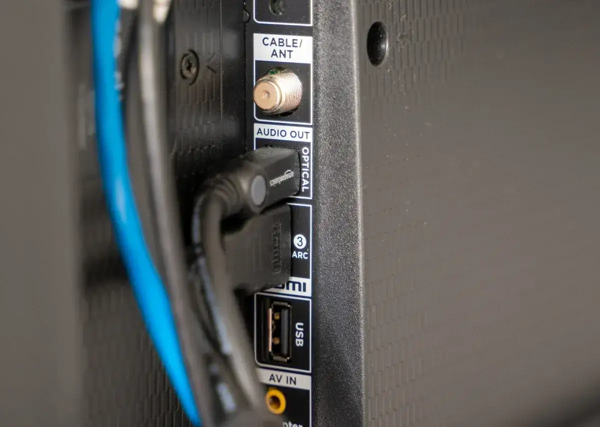 Złącza HDMI, USB, optyczne i antenowe. Zastanawiasz się, hdcp co to znaczy? To ochrona treści.