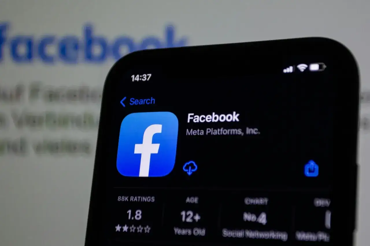 Ekran telefonu z aplikacją Facebook. Zastanawiasz się, dlaczego nie mogę oznaczyć osoby w poście na Facebooku?