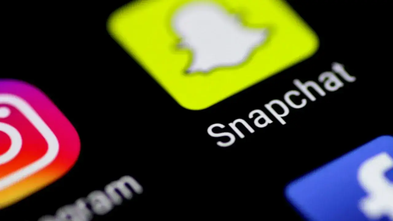 Ikona Snapchata na ekranie telefonu. Zastanawiasz się, jak odzyskać dni na Snapie?