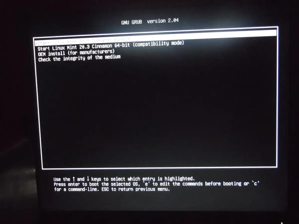 Ekran startowy GRUB z opcjami uruchomienia Linux Mint 20.3 z pendrive.