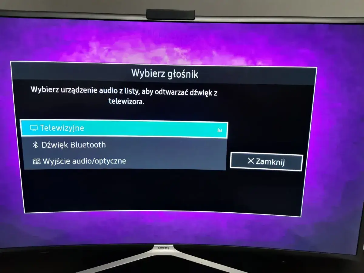 Menu wyboru głośnika w TV Samsung. Aby wyciszyć dźwięk, wybierz