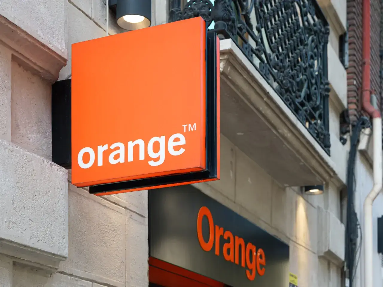 Pomarańczowy szyld Orange. Szukasz informacji, jak wyłączyć pocztę głosową Orange?