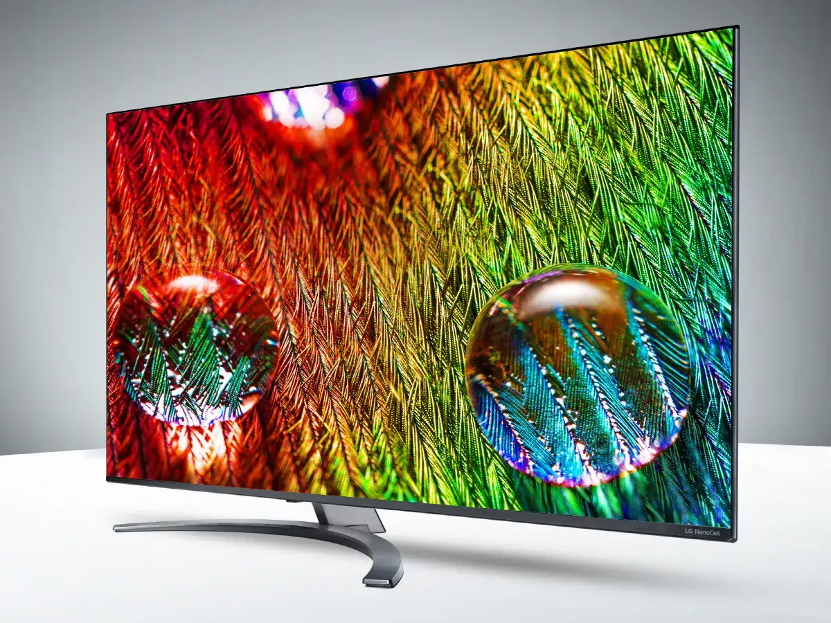 Telewizor LG NanoCell z kroplami wody odbijającymi barwy piór. To pokazuje, nanocell co to za technologia.