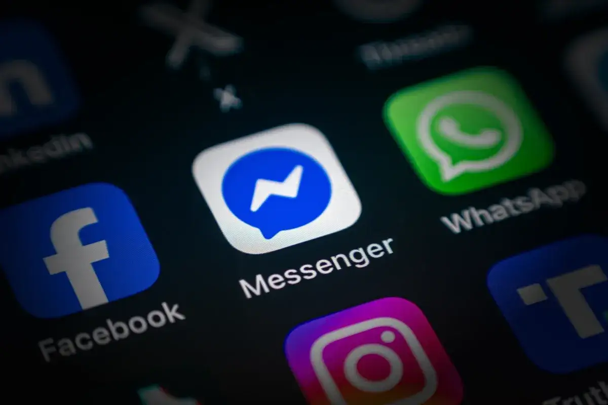 Ikona aplikacji Messenger na ekranie telefonu. Dowiedz się, jak wyczyścić Messenger, aby zwolnić miejsce i uporządkować czaty.