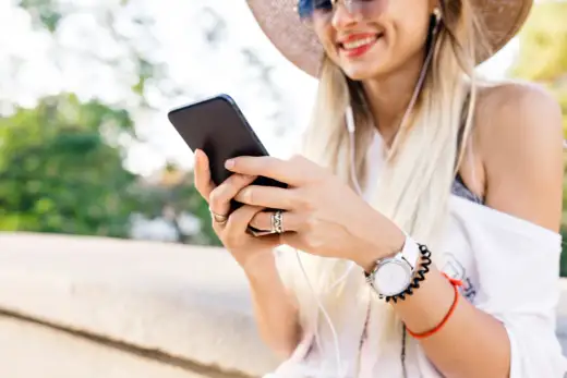 Jak słuchać radia w telefonie bez tunera FM? Poradnik krok po kroku