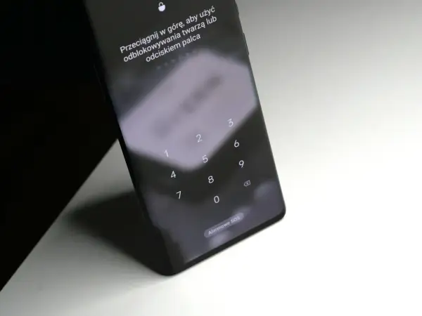 Telefon zablokowany, zapomniałem kod pin do blokady ekranu. Widoczna klawiatura numeryczna i opcje odblokowania twarzą lub odciskiem palca.