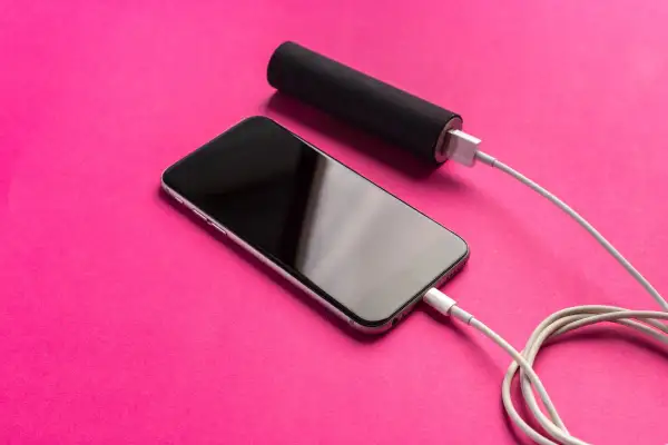Telefon ładuje się z powerbanku. To sposób, jak naładować telefon bez ładowarki, gdy jesteś w podróży.