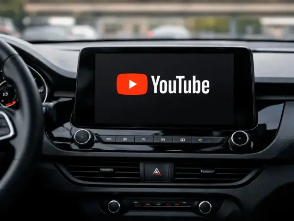 Ekran samochodu z logo YouTube, gotowy do odtwarzania filmów przez Android Auto.