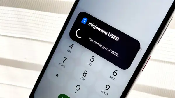Telefon sam się wyłącza po uruchomieniu kodu USSD. Komunikat na ekranie informuje o inicjowaniu USSD.