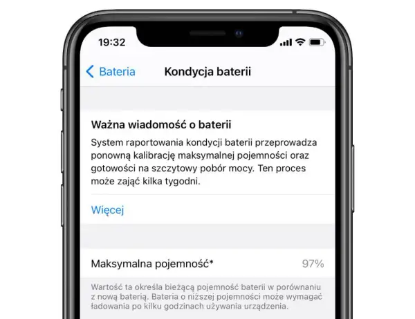 iPhone: Kondycja baterii 97%. Zastanawiasz się, jak szybko spada kondycja baterii w iPhone? Ten ekran pokazuje, że system może przeprowadzić kalibrację.