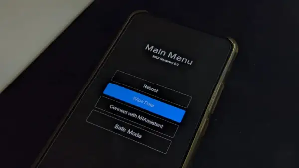 Ekran telefonu Xiaomi w trybie fastboot, menu główne MIUI Recovery 5.0 z zaznaczonym "Wipe Data".