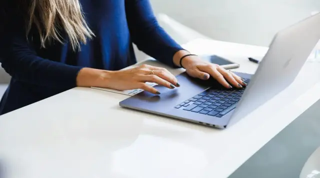 Shift+Enter na laptopie - nowa linia czy nowy akapit?